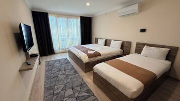 Habitación triple, balcón, mirando al mar | Sábanas de algodón egipcio y ropa de cama de alta calidad