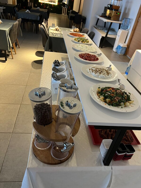 Free daily buffet breakfast - Rena Grand Residence & Suite (Yomra)