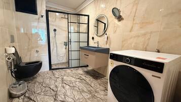 Deluxe Suite, Balcony, Sea Facing | Bathroom
