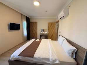 Deluxe Suite, Balcony | Egyptian cotton sheets, premium bedding, down comforters, minibar