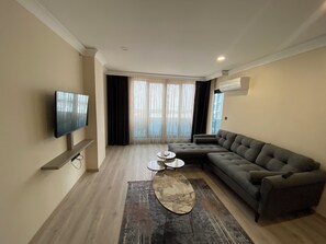 Deluxe Suite, Balcony, Sea Facing | Living area | 120-cm flat-screen TV with digital channels - Rena Grand Residence & Suite (Yomra)