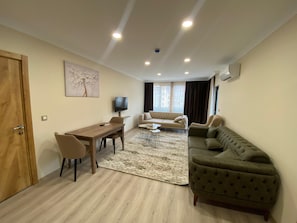 Suite Deluxe, balcó | 2 dormitoris, llençols de cotó egipci i roba de llit d'alta qualitat