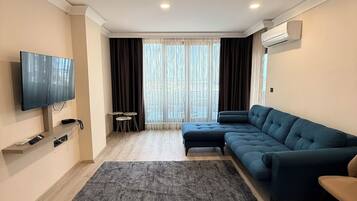 Deluxe Suite, Balcony, Sea Facing | Living area