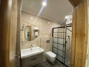 Suite – deluxe, balkong | Bad | Dusj, regndusjhode, hårføner og badekåper