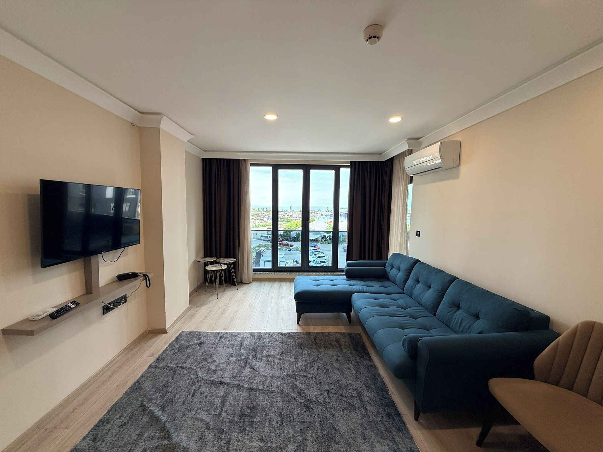 Deluxe suite, balkon, uitzicht op zee | Woonruimte | Een 120-cm flatscreentelevisie met digitale zenders