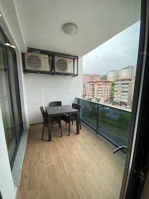 Apartament Deluxe, balcó | Sala d'estar | Televisor de pantalla plana de 120 cm amb canals digitals