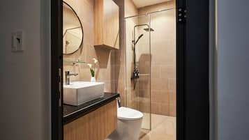 Een douche, een regendouche, gratis toiletartikelen, een haardroger