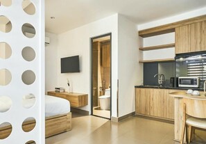 Premium bedding, pillowtop beds, desk, laptop workspace - Mihn Suites Ben Thanh (Ho Chi Minh City)