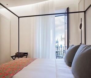 3 bedrooms, desk, WiFi, bed sheets