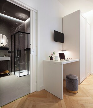 Shower, hair dryer, bidet, towels