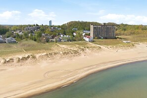 On the beach - Lakefront Condo, Only Steps To The Beach (Michigan City)