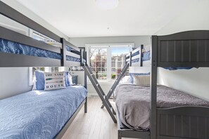 3 bedrooms, iron/ironing board, free WiFi, bed sheets - Lakefront Condo, Only Steps To The Beach (Michigan City)
