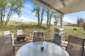 Outdoor dining - Lakefront Condo, Only Steps To The Beach (Michigan City)