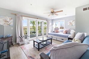Smart TV, fireplace - Lakefront Condo, Only Steps To The Beach (Michigan City)