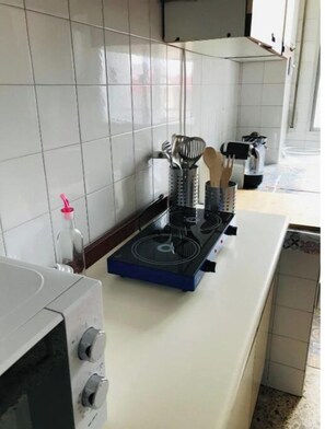 Réfrigérateur, four à micro-ondes, surface de cuisson, cafetière-théière