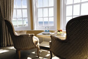 Escritorio, cortinas blackout y tabla de planchar con plancha 