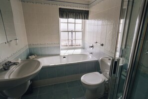 Combined shower/tub, hair dryer, bathrobes, towels - Hotel Riviera Sidmouth (Sidmouth)