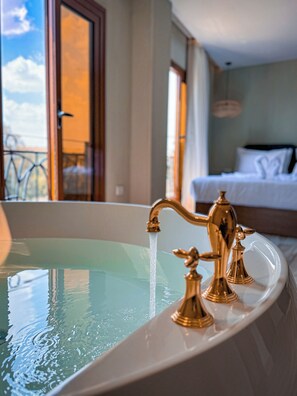 Suite – deluxe, byutsikt | Minibar, skrivebord, lydisolert og strykejern/-brett