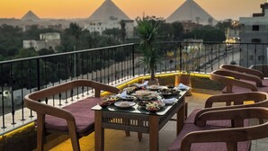 Terrace/patio - Palm Desert Pyramids Hotel (Giza)