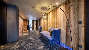 Chalet Keluarga, 5 kamar tidur, Bebas Asap Rokok, pemandangan gunung | Area keluarga | Televisi layar datar 50-inci dengan saluran TV kabel