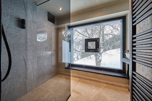 Chalet Familial, 5 chambres, non-fumeurs, vue montagne | Salle de bain | Douche, sèche-cheveux, peignoirs, serviettes fournies