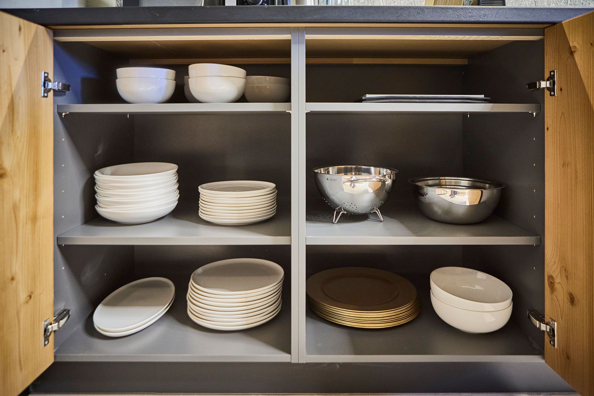 Un meuble de cuisine doté de plusieurs étagères contenant divers ustensiles et accessoires de cuisine.