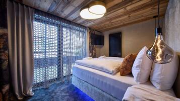 5 bedrooms, Egyptian cotton sheets, premium bedding, free WiFi