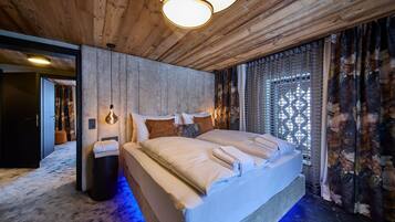 5 bedrooms, Egyptian cotton sheets, premium bedding, free WiFi