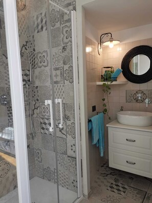 Shower, hair dryer, bidet, towels - VENICE PALACE-LEVANTE ROOM (Monopoli)