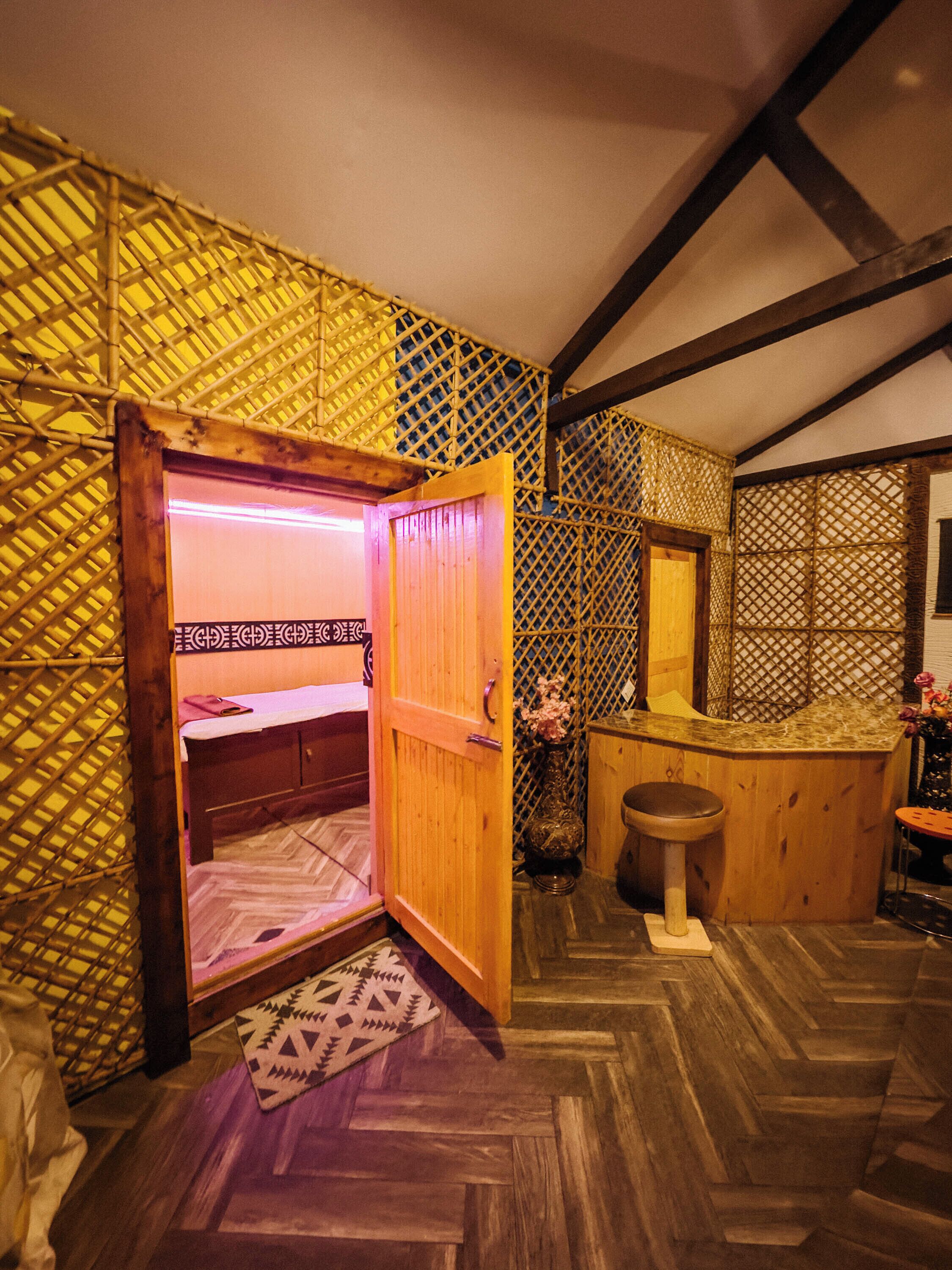 Una habitación tradicional japonesa con suelo de tatami, un lavabo de madera y una puerta corredera de shoji.
