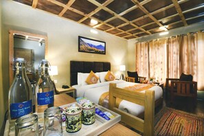 1 bedroom, down duvets, desk, laptop workspace - White Sands Resort- Best Resort in NUBRA (Leh)