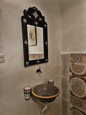 Hair dryer, towels, toilet paper - The breeze of the ocean's the real Arabian style  (Tanger)