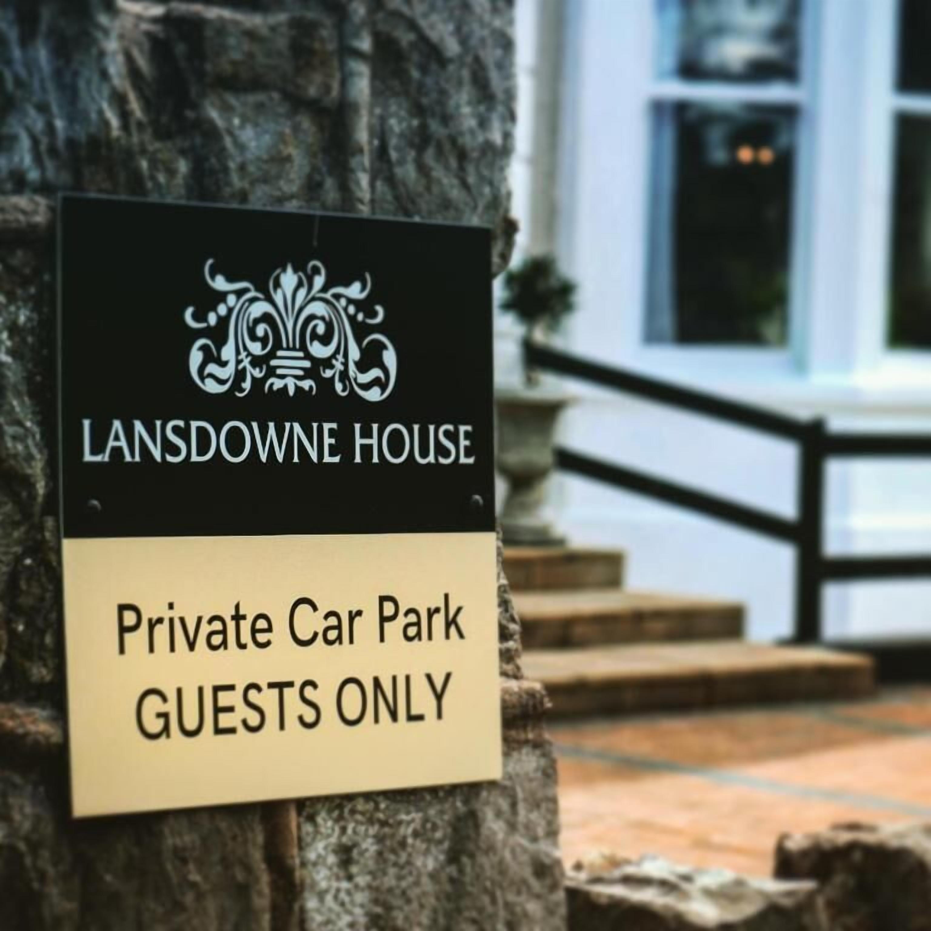 Señal para Lansdowne House que indica estacionamiento privado para huéspedes solamente.