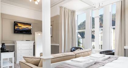 Lansdowne House with Private Car park