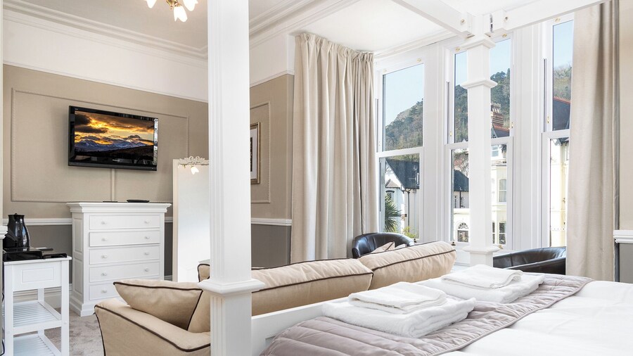 Lansdowne House with Private Car park