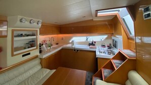 Eine kleine Küche mit Fenster, Spüle und Arbeitsplatte.