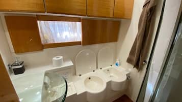 Douche, bidet, serviettes fournies, savon
