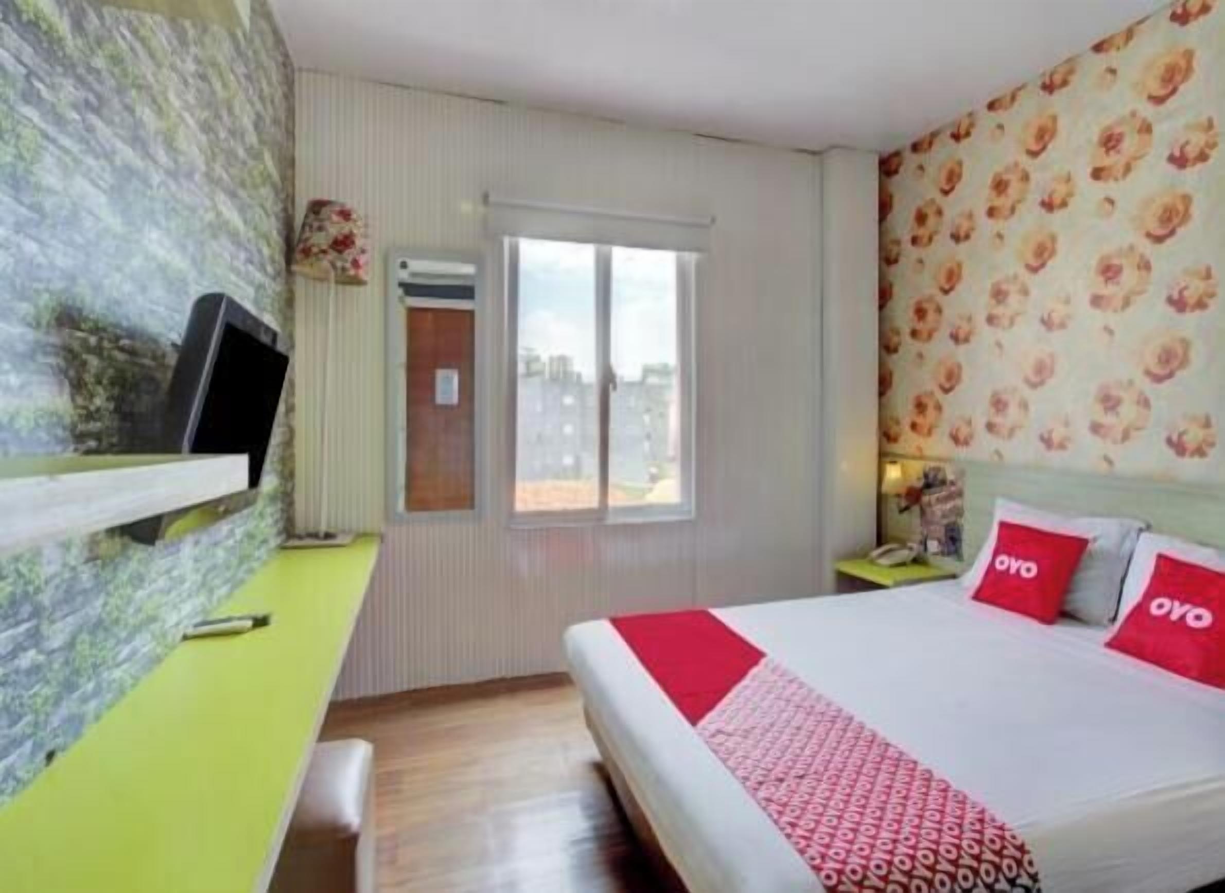 Desk, laptop workspace, free WiFi, bed sheets