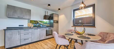 Apartamento conforto, para não fumantes, vista para o lago | Cozinha privada | Máquina de café expresso, chaleira elétrica, torradeira, mesas de jantar