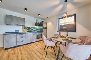 Apartemen Comfort, Bebas Asap Rokok, pemandangan danau | Dapur pribadi | Mesin espresso, ketel listrik, pemanggang roti, dan meja makan