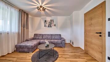 Comfort-Apartment, Nichtraucher, Seeblick | Wohnbereich | 50-Zoll-Flachbildfernseher mit Kabelempfang