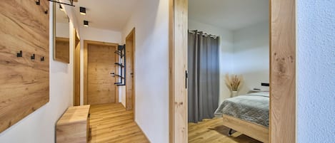 Appartamento Comfort, non fumatori, vista lago | Area soggiorno | TV a schermo piatto 50 pollici con canali via cavo