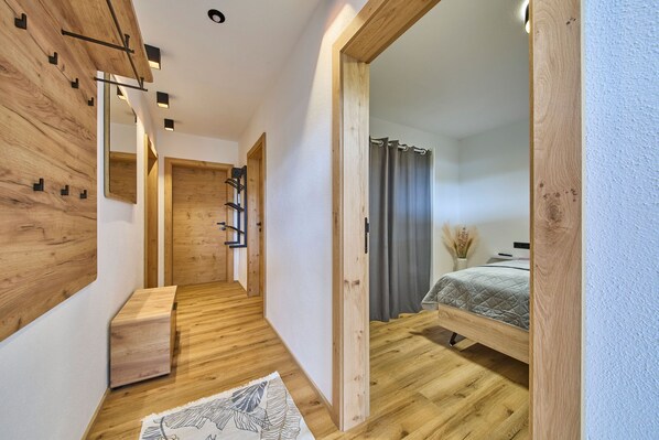 コンフォート アパートメント 禁煙 レイクビュー | リビング エリア | 50 インチの薄型テレビ (ケーブル放送視聴可)