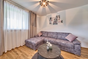 Comfort Apartment, Non Smoking, Lake View | Living area