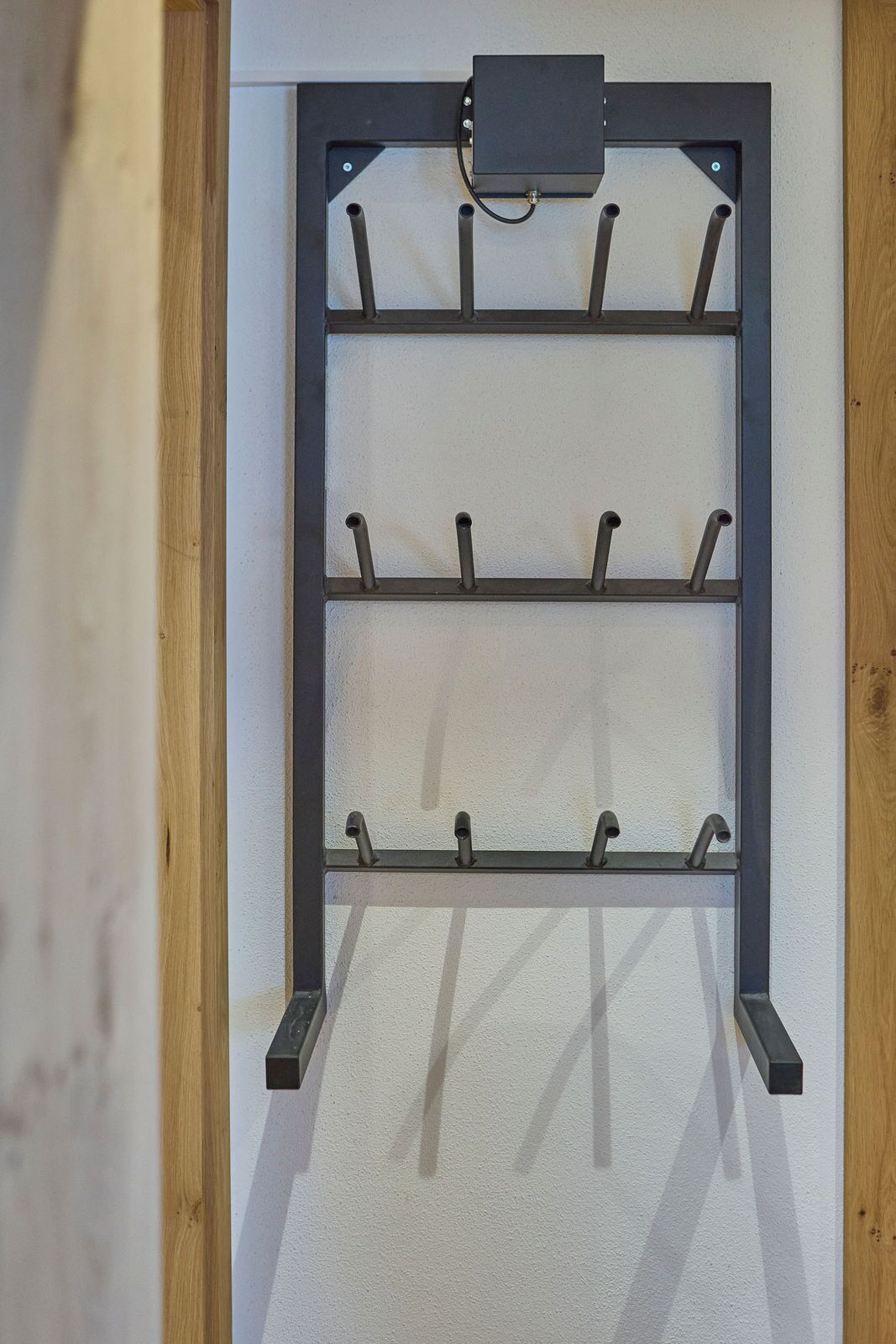 Een wandrek met meerdere haken, waarschijnlijk om jassen of tassen aan op te hangen.