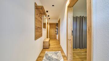 Comfort-Apartment, Nichtraucher, Seeblick | Wohnbereich | 50-Zoll-Flachbildfernseher mit Kabelempfang