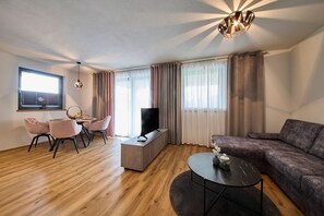 Apartemen Comfort, Bebas Asap Rokok, pemandangan danau | Area keluarga | Televisi layar datar 50-inci dengan saluran TV kabel