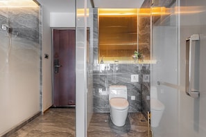 City Studio Suite, 1 King Bed, City View | Bathroom