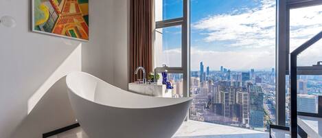 Luxury Studio Suite, 1 King Bed, City View
