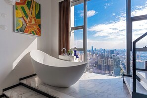Luxury-Studiosuite, 1 King-Bett, Stadtblick | Daunenbettdecken, kostenlose Minibar, individuell dekoriert